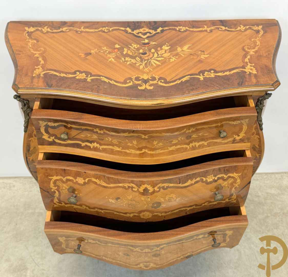 Gegalbeerde notelaren drieladencommode met bloemenmarquetterie