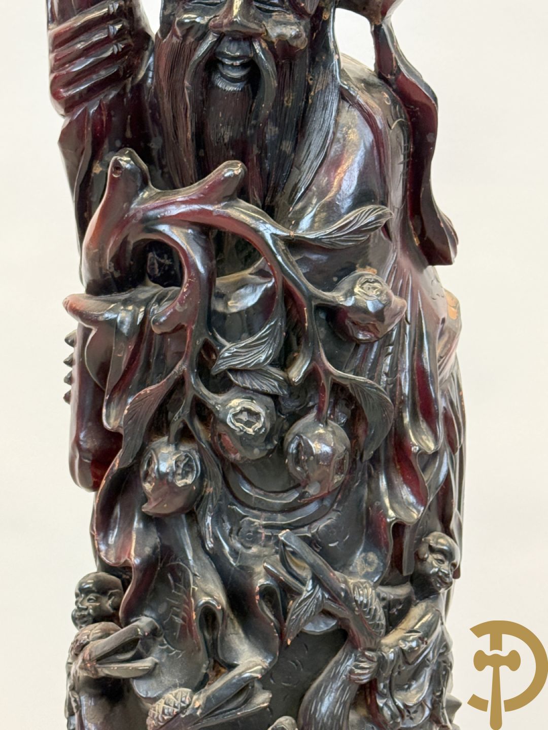 Aziatische houtsculptuur van wijsgeer met staf, vogels en kinderen