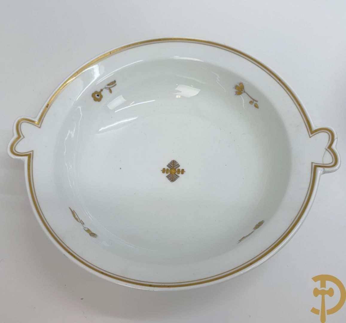 Wit porseleinen servies met vergulde rand en vergulde bloemenmotieven, Meissen, bestaande uit 8 platte borden (2 met schilfer aan rand), 7 diepe borden, 6 dessertborden, saladekom, sauskom en groentenschotel (1 handvat gelijmd)