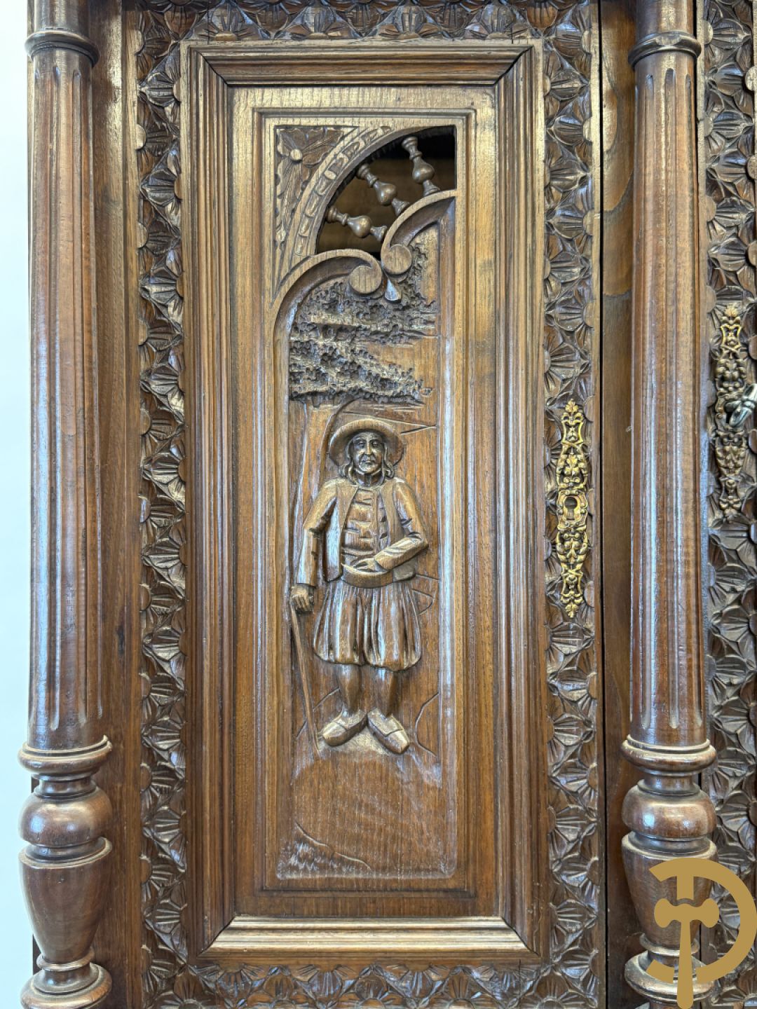 Massief eiken Bretoense eetkamer bestaande uit buffet met 3 deuren boven, 2 deuren onder, lades midden en gesculpteerde geanimeerde scènes + desserte + uittrekbare tafel + 6 stoelen + extra allonge