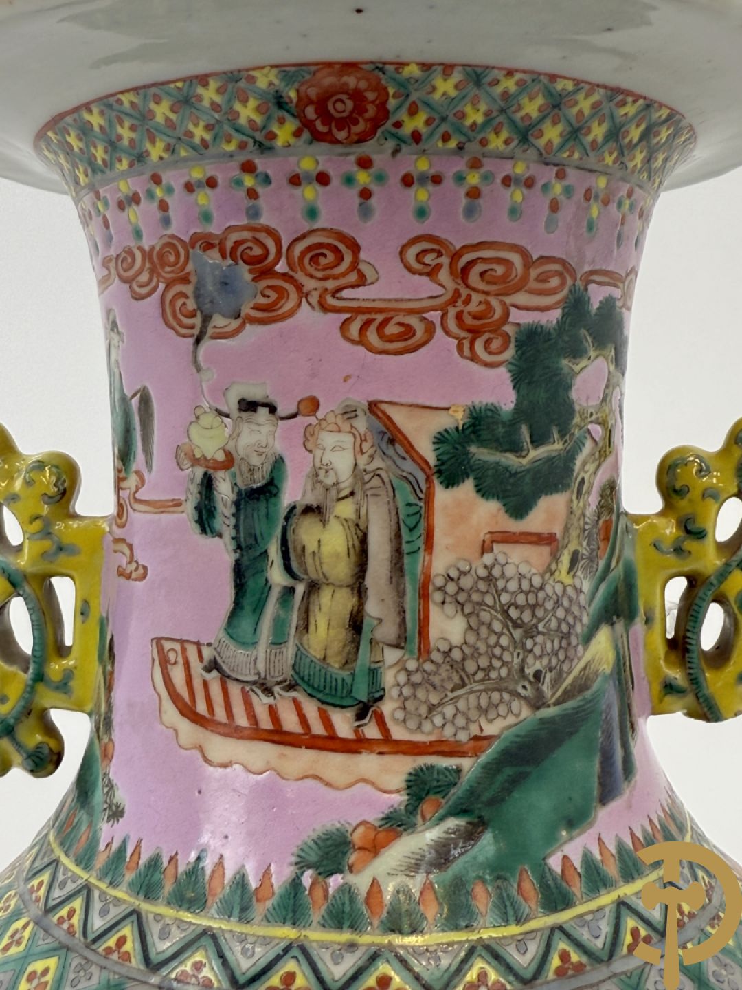 Chinese porseleinen meerkleurige vaas met decor van wijsgeren in landschap