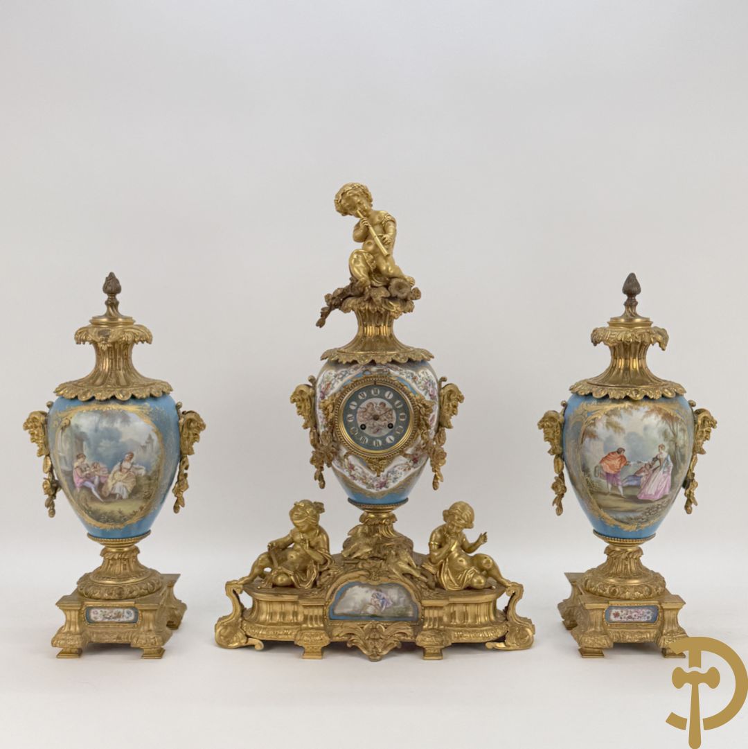 Driedelige bronzen Franse garnituur bezet met cupido