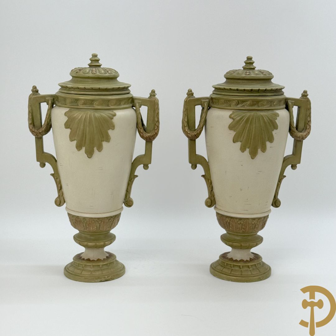 Paar Royal Dux dekselvazen, nummer 5447