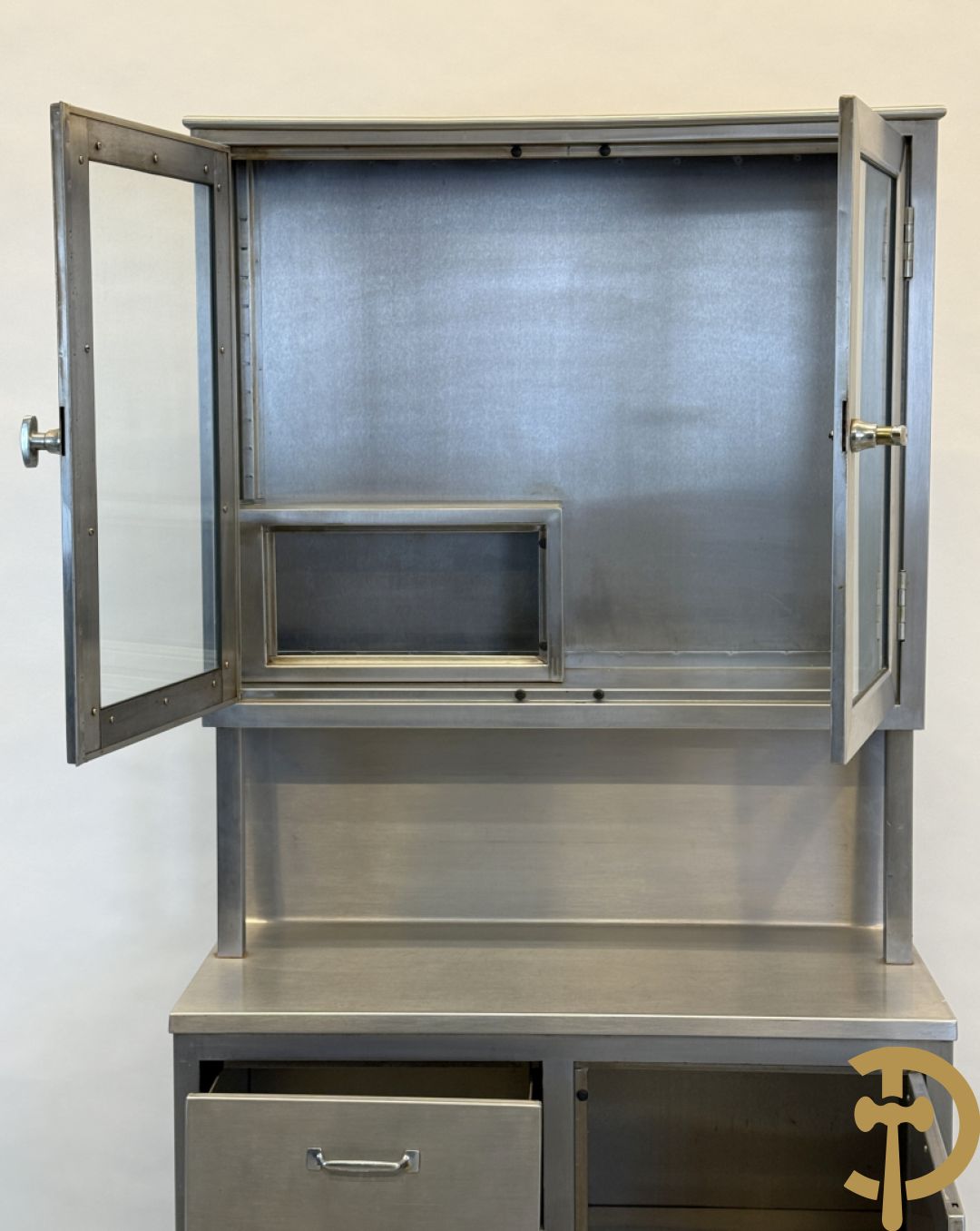 Design inox medisch kabinet, bovenaan met 2 beglaasde deuren, onderaan met deur en 3 lades, by Friedrich Schmitz, Germany