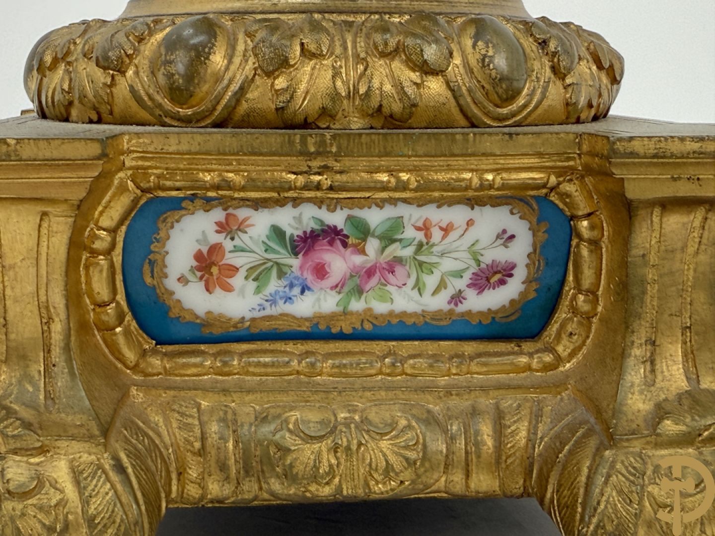 Driedelige bronzen Franse garnituur bezet met cupido