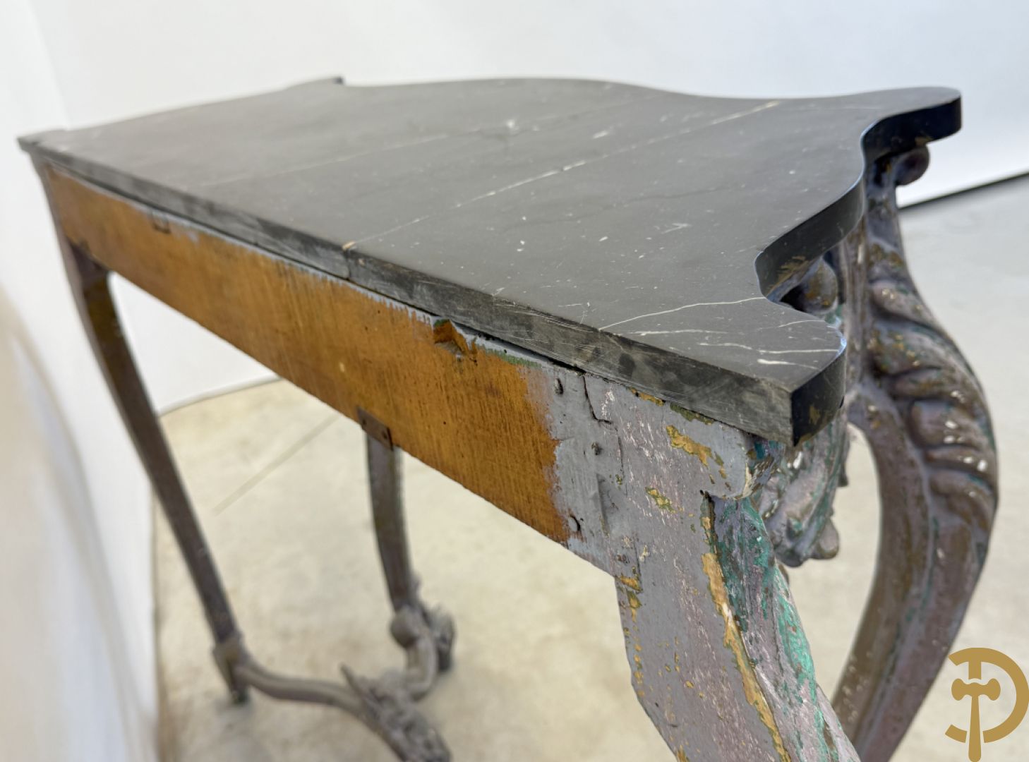 Gepatineerde Louis XV console met zwart marmeren blad