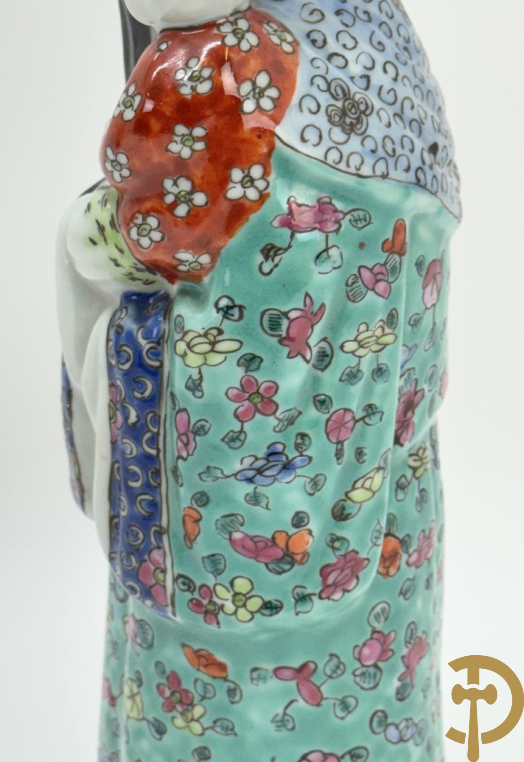 Chinese porseleinen wijsgeer met kind op de arm