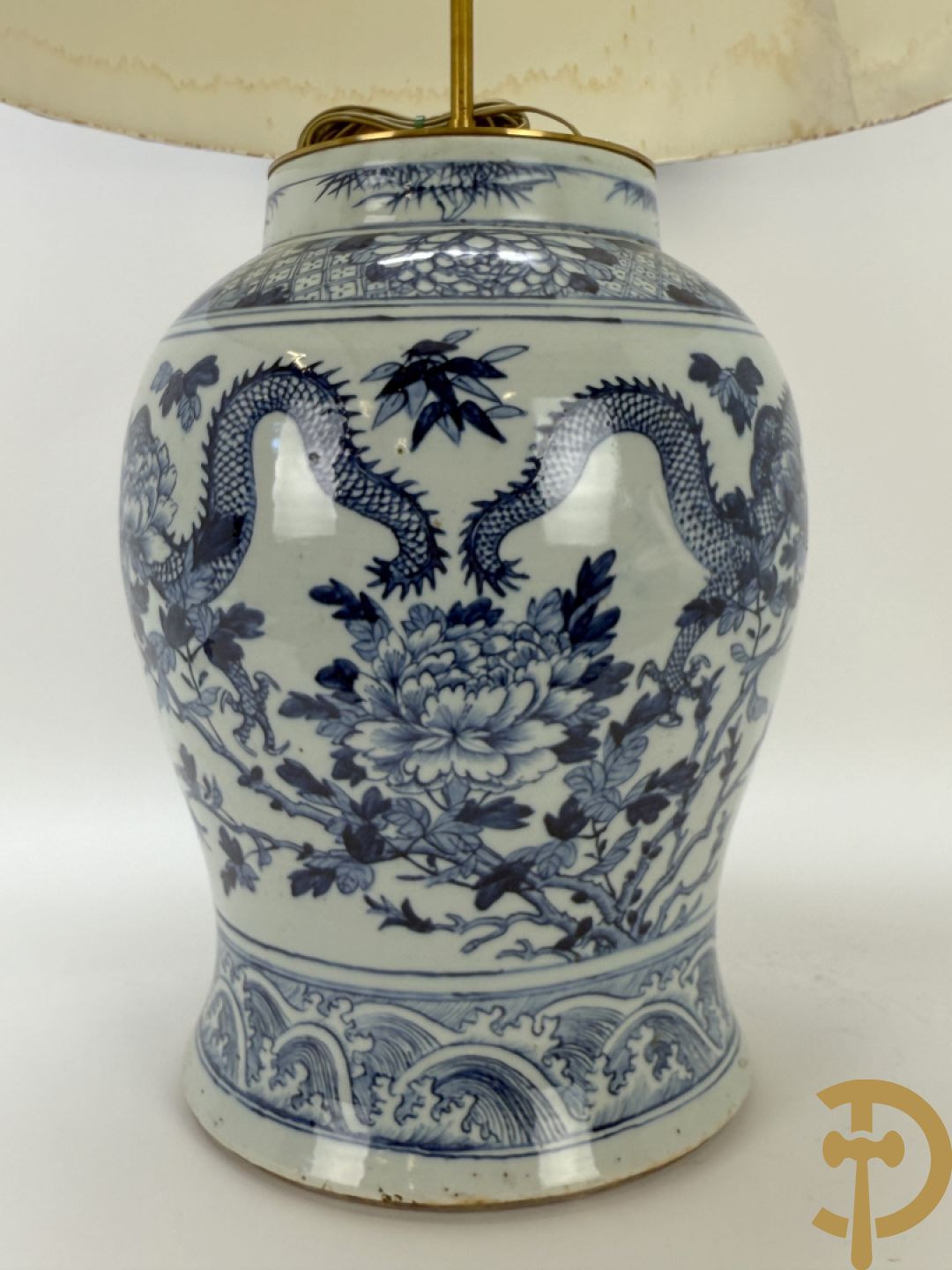 Paar Chinese blauw/witte porseleinen dekselvazen gedecoreerd met draken en bloemenmotieven, als lampadaire omgebouwd