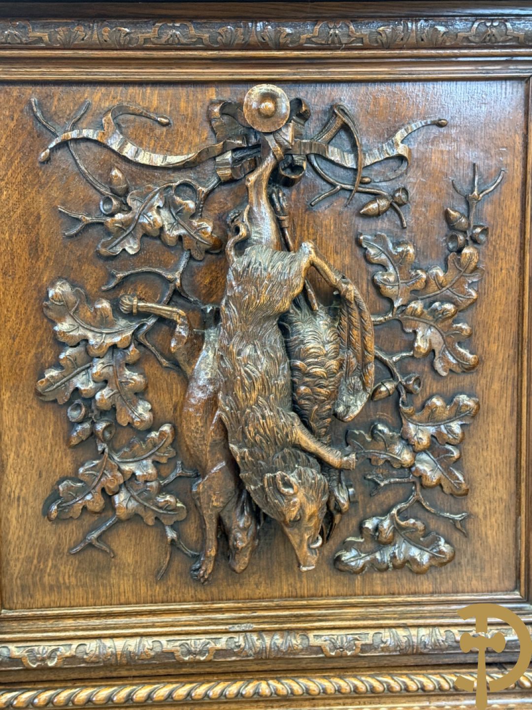 Massief eiken jacht deux-corps, bovenaan met vitrine, zijdelings met getorste zuilen, onderaan met sculptuur van everzwijn en eikebladranken