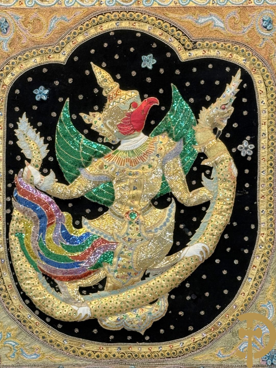 Groot Thais handgemaakt tafereel met boedhistische figuren en paradijsvogel