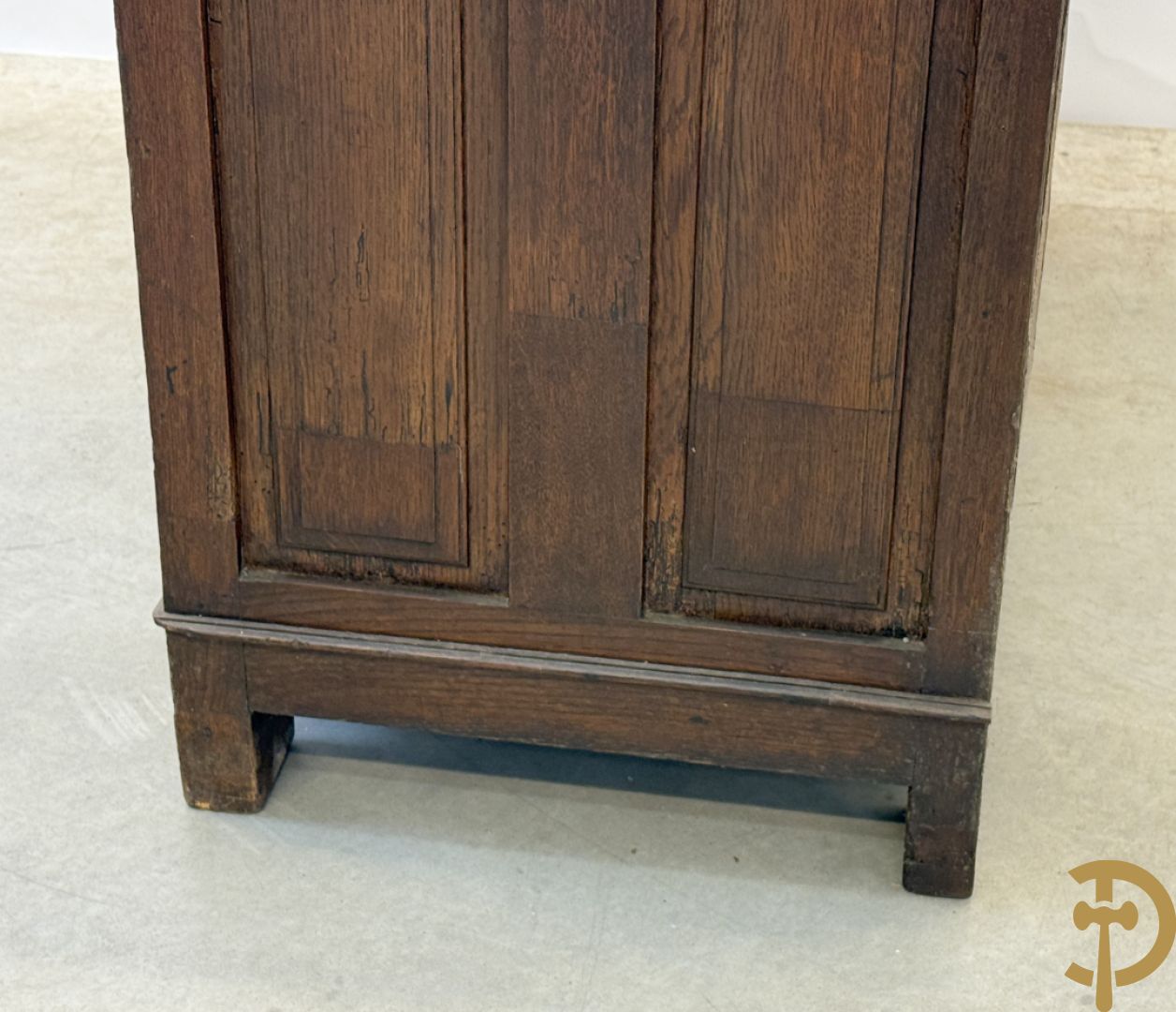 Massief eiken tweedeursdresse met 2 lades en panelen in de deuren, Louis XIII, 18e