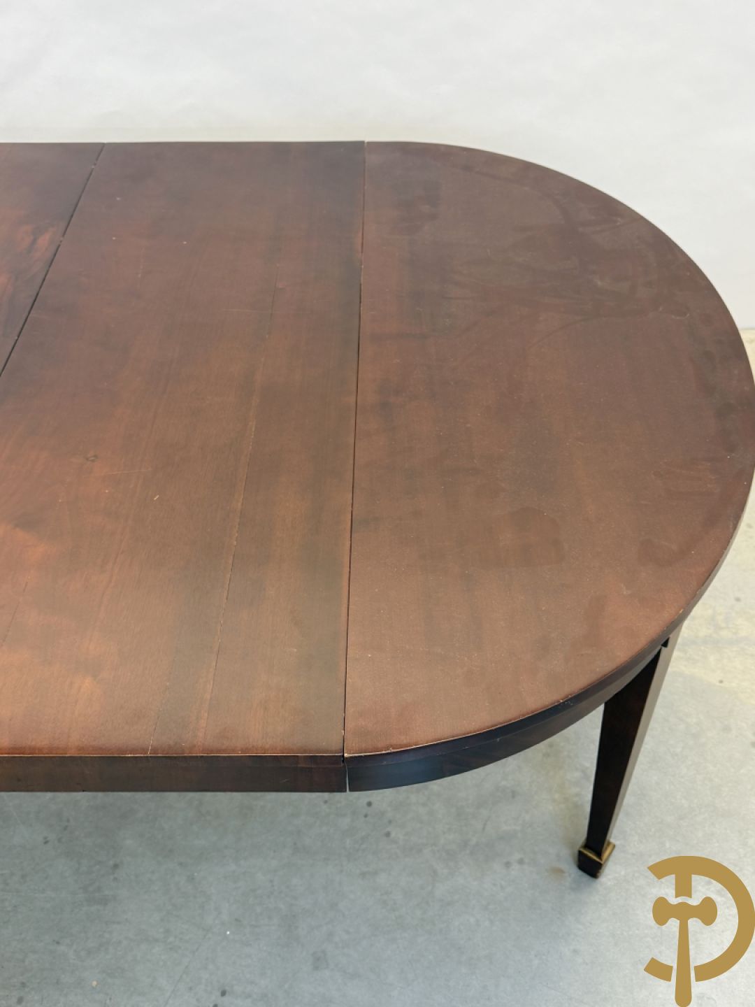 Ovale uittrekbare mahoniehouten tafel op zes verjongende poten