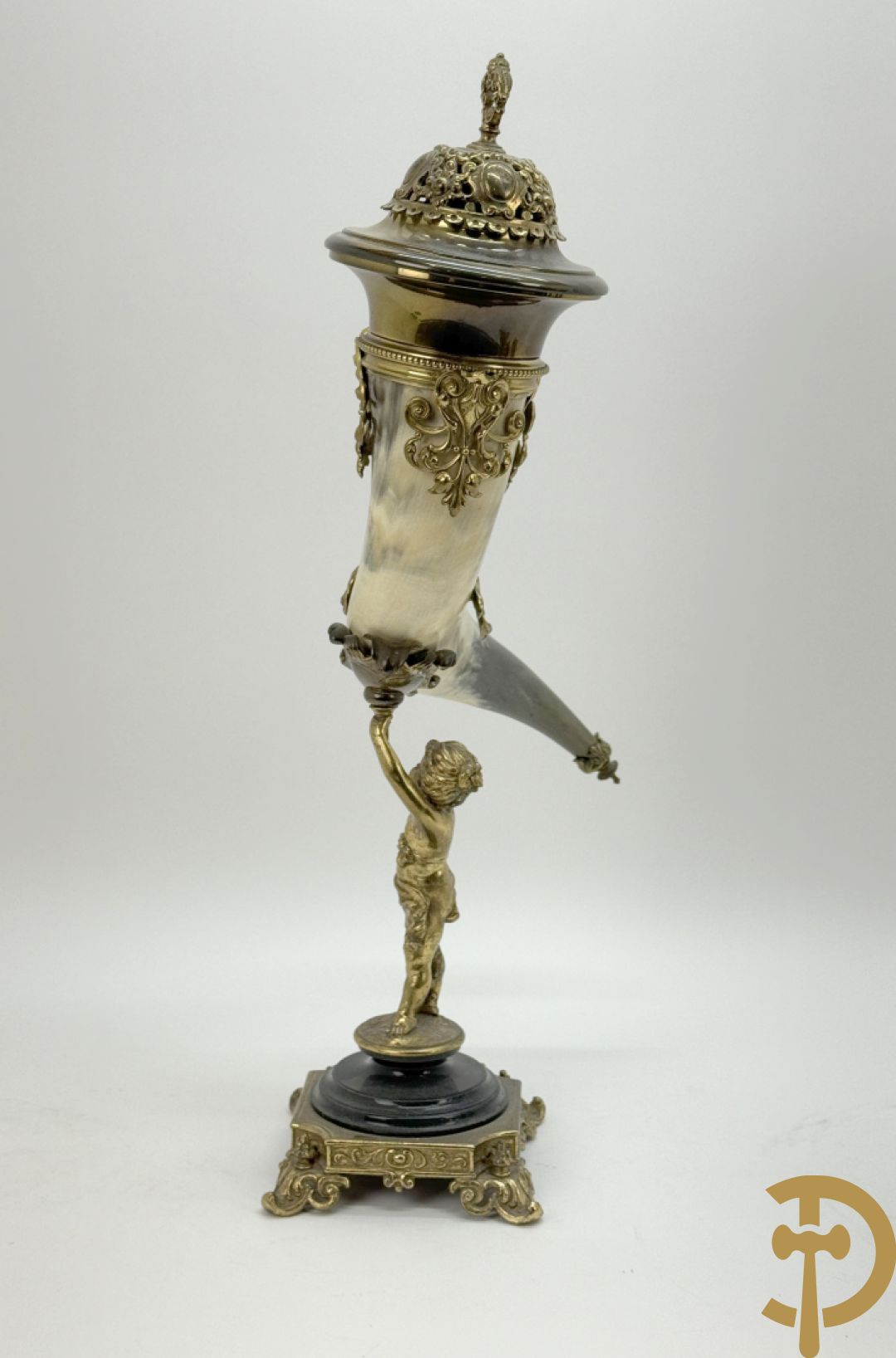 Hoorn met bronzen ornamenten gedragen door bronzen cupido