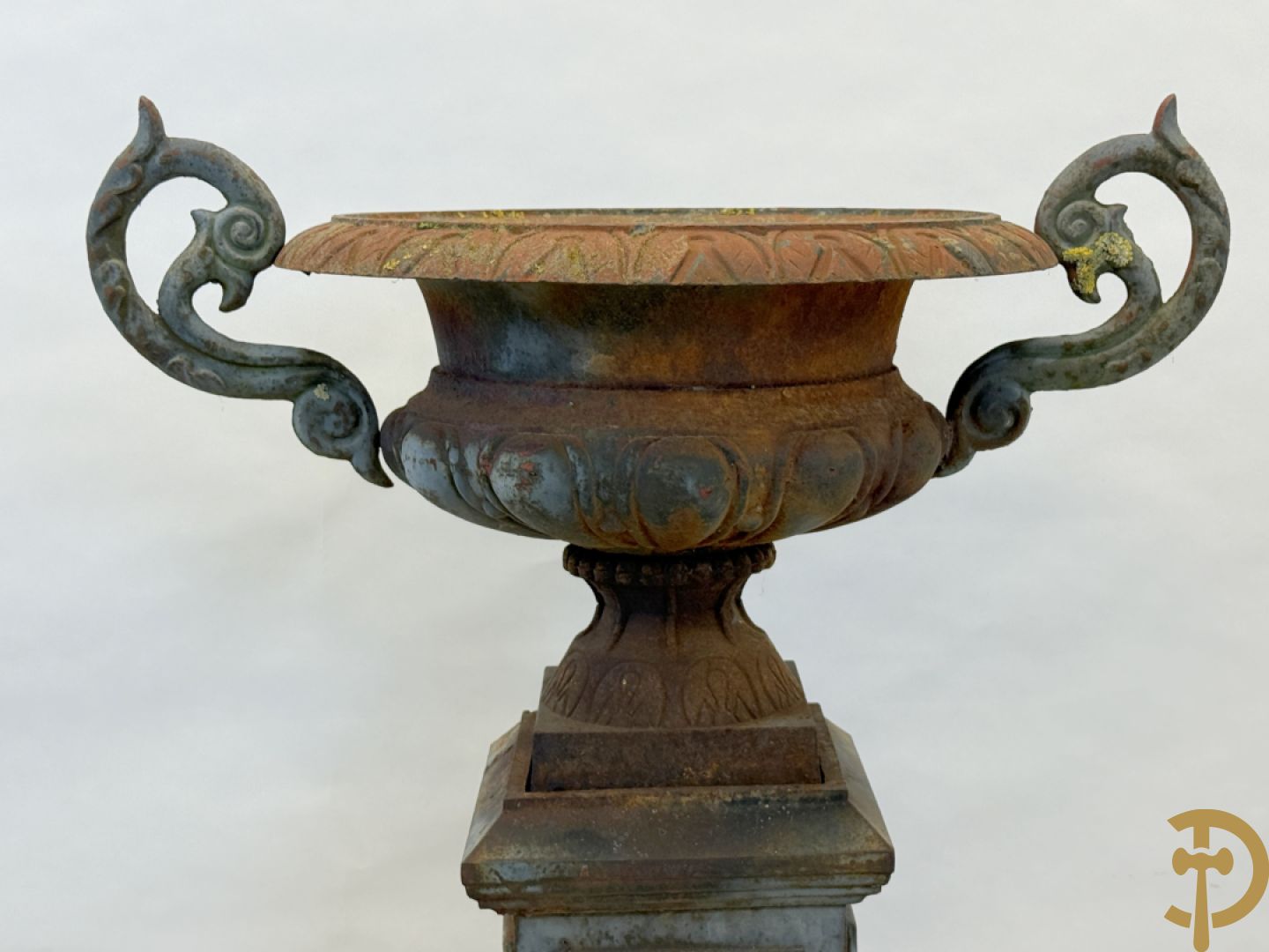 Gietijzeren amfoor met 2 oren op sokkel