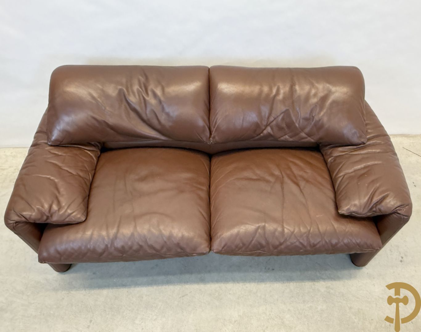 Paar bruin lederen canapé