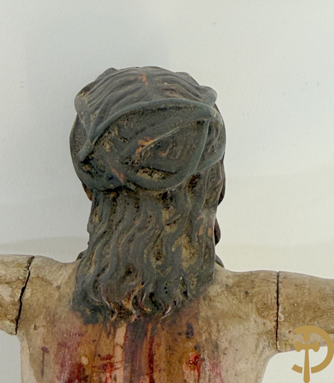 Twee houtgesculpteerde en gepolychromeerde corpussen, 18e