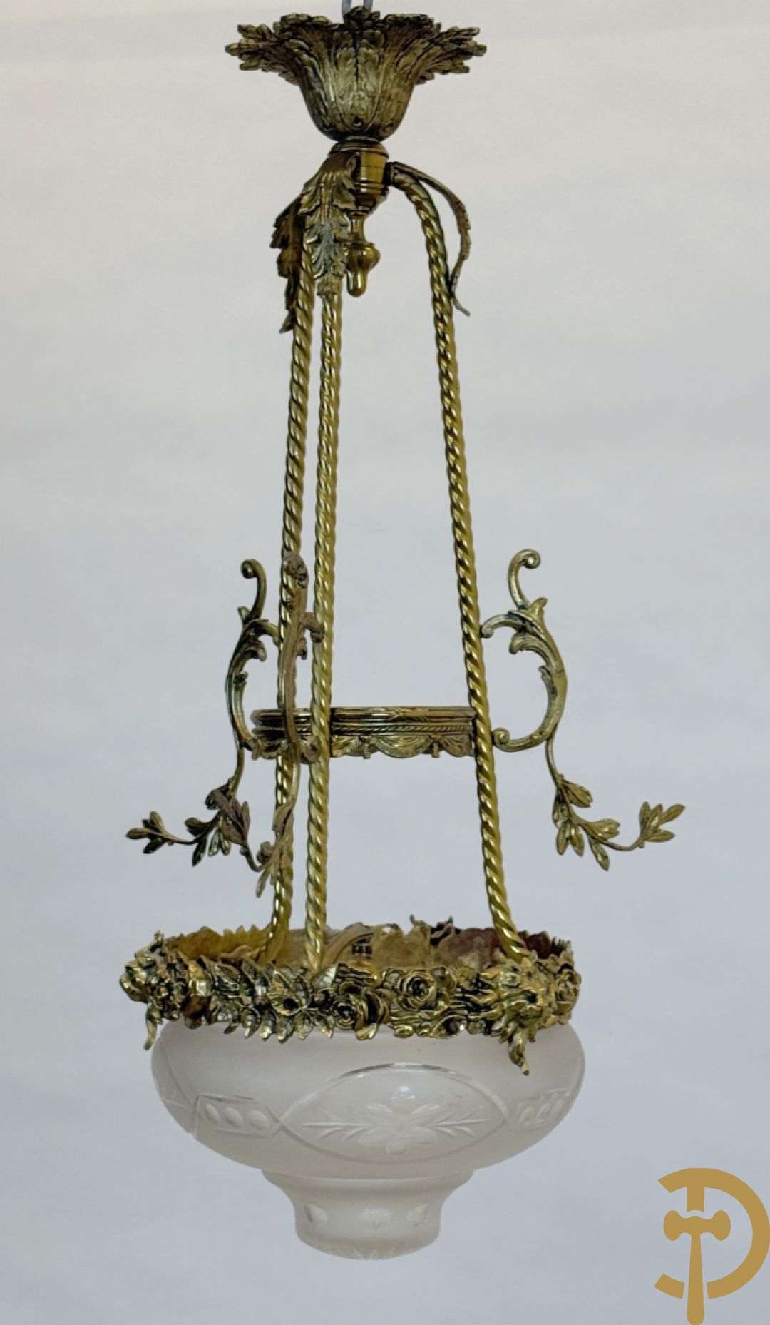 Bronzen hall lantaarn met centrale coupe bezet met bloemen- en dierenkoppen