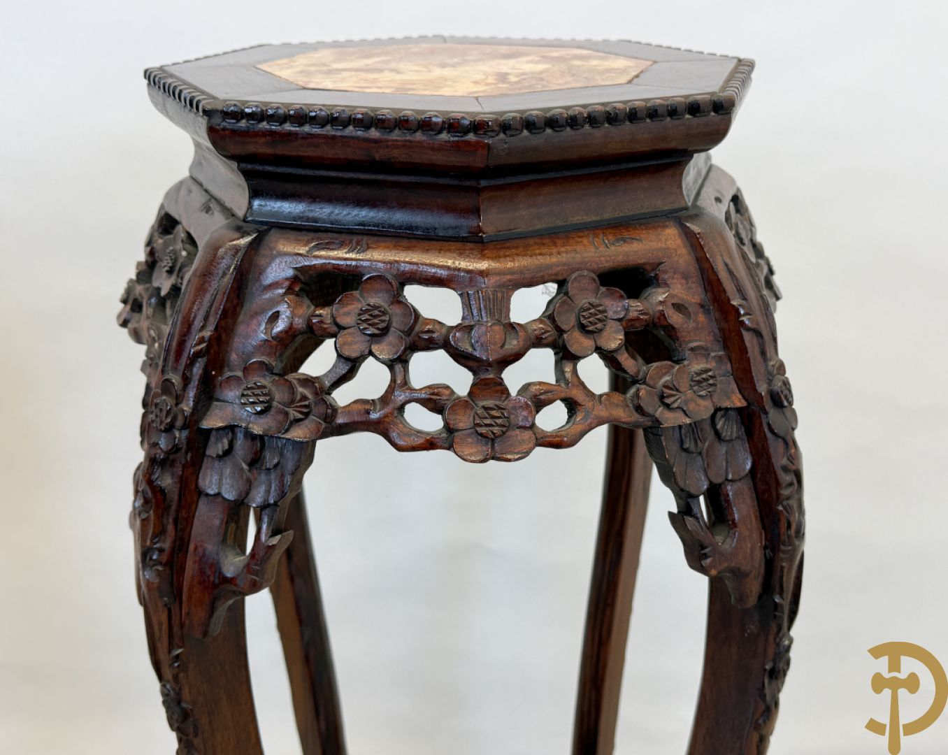 Paar hoge achthoekige Chinese sokkels met bloemensculptuur