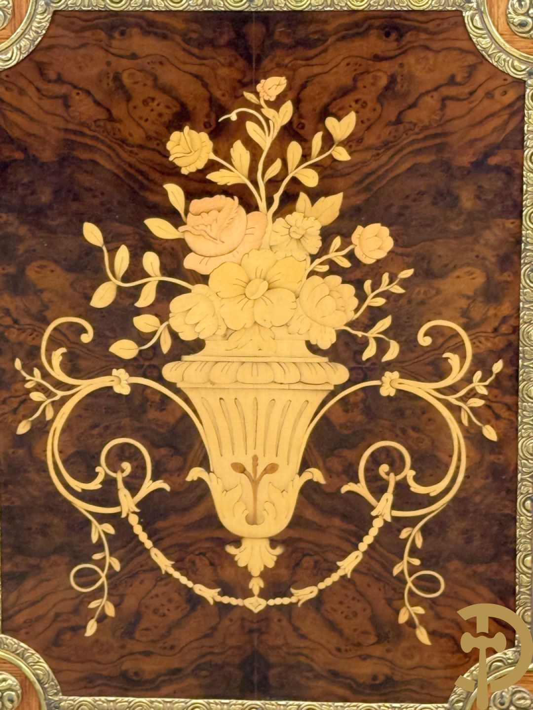 Notelaren TV/barmeubel bezet met bloemenmarquetterie en bronzen ornamenten met porseleinen plakkettes