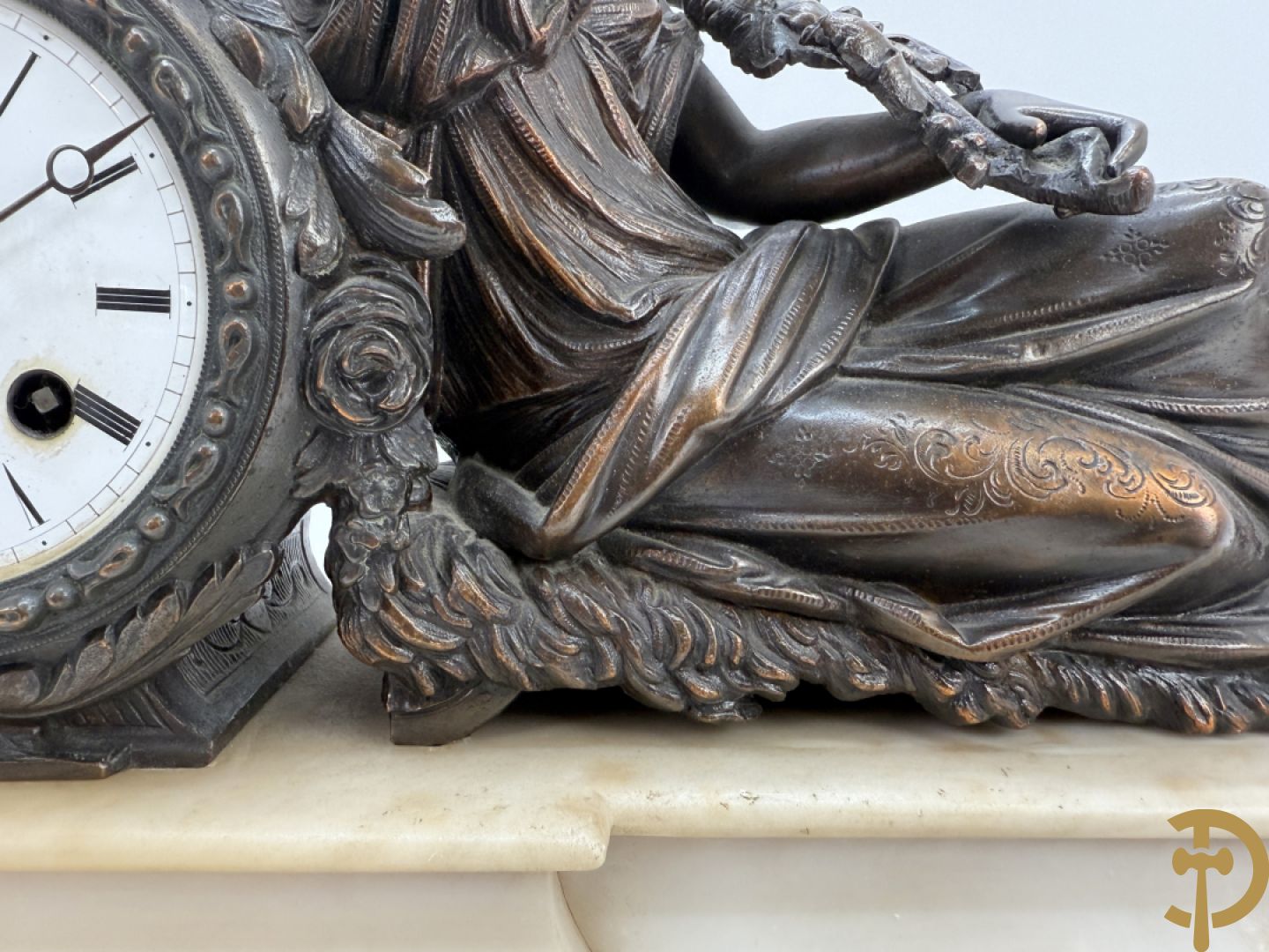 Kunstbronzen pendule liggende dame met beker op marmeren sokkel