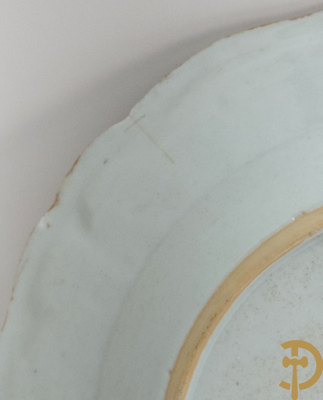 Negen Famille rose bordjes w.o. zes plat gekartelde, 1 diep gekartelde en 2 vlakke met bloementaferelen