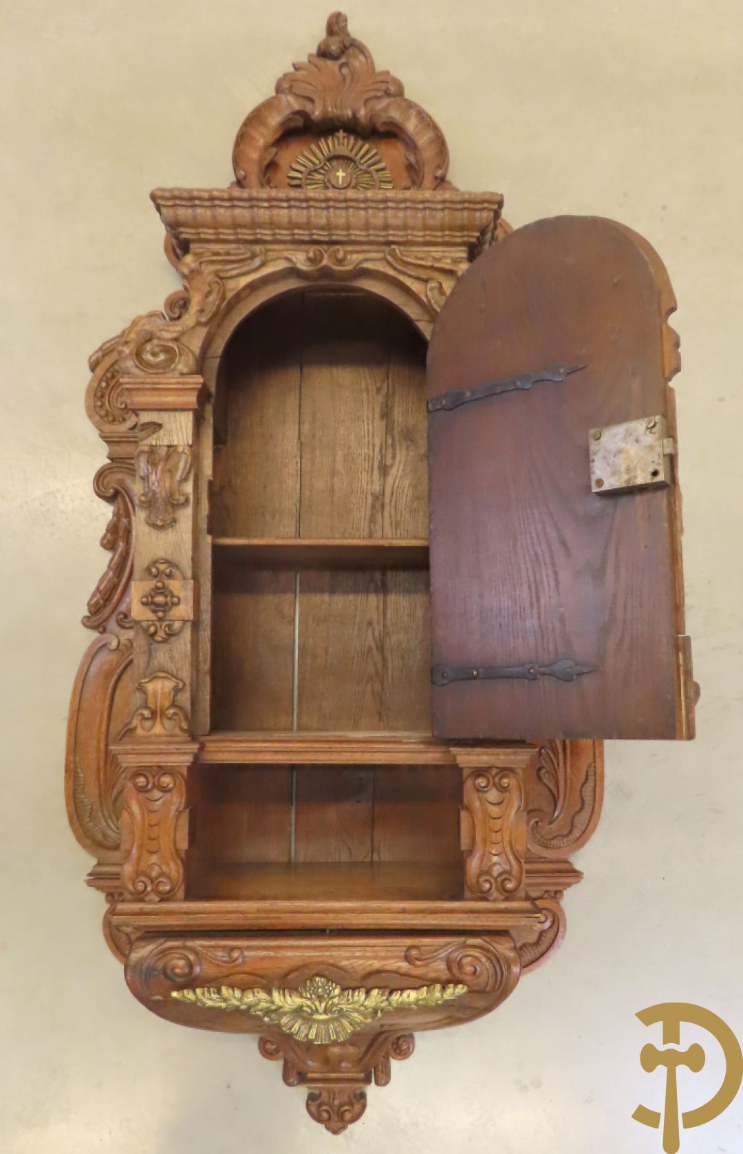 Massief eiken hangtabernakel + religieus brocaat