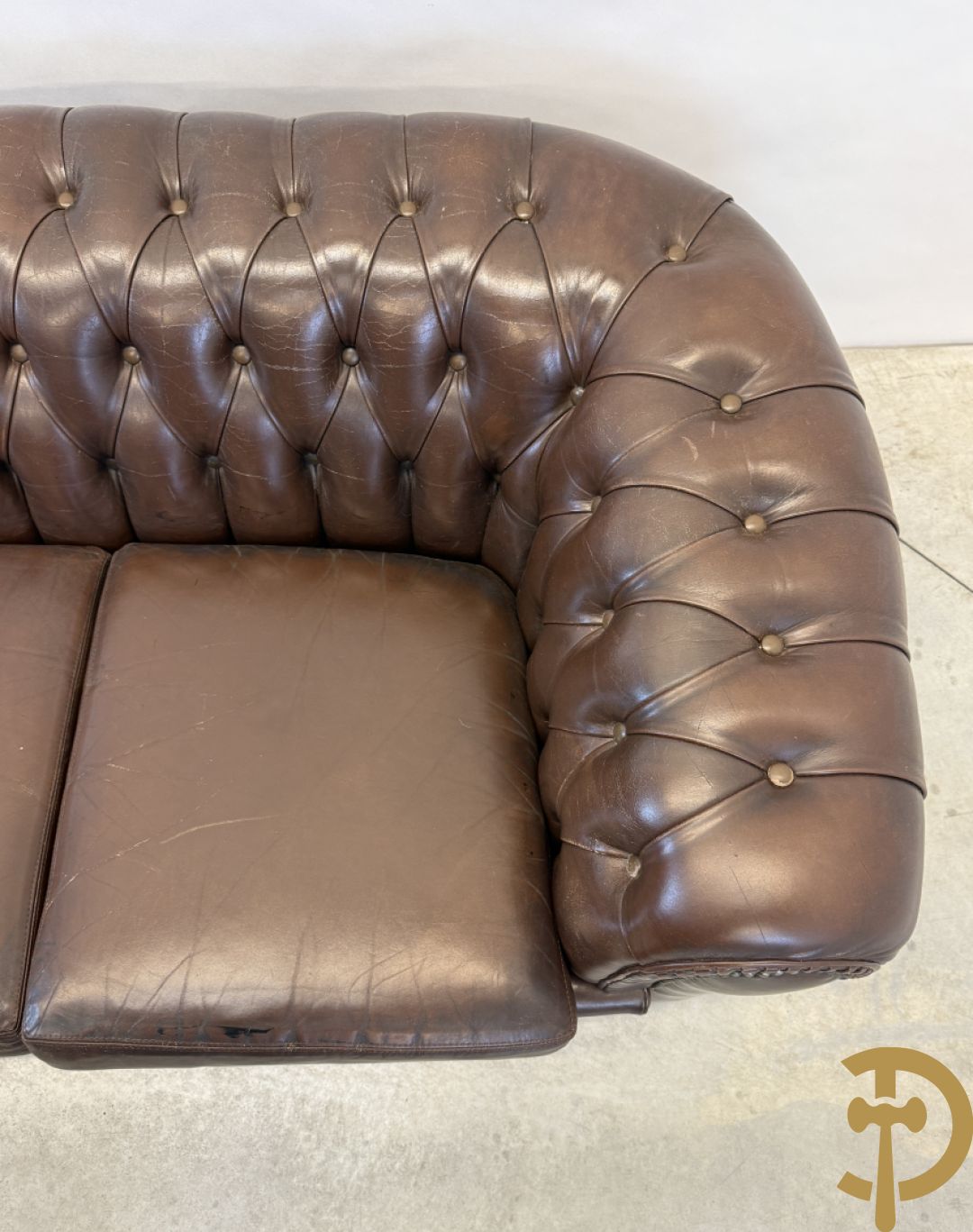 Bruin lederen driezit en club chesterfield