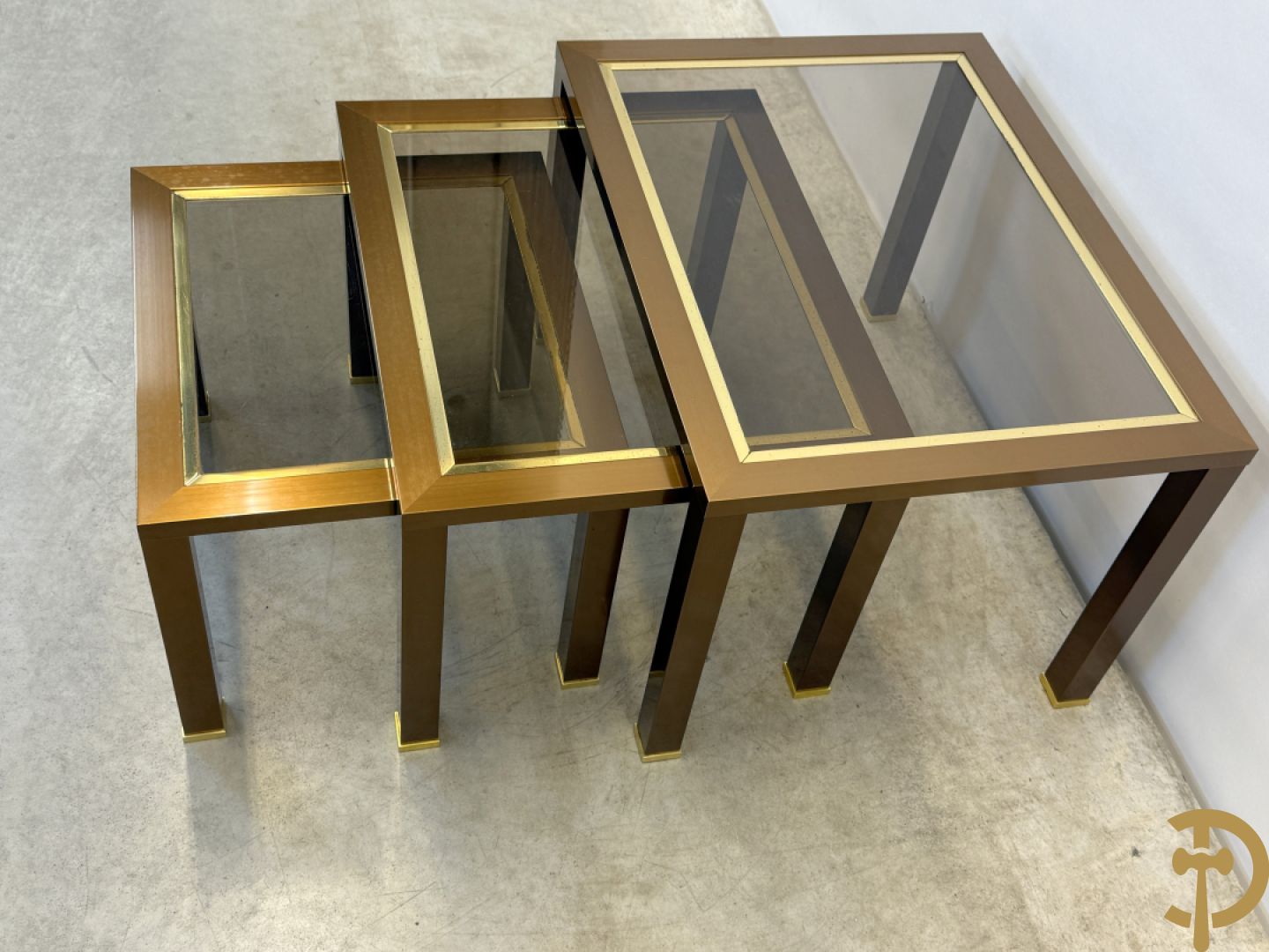 Wortelnotehouten sokkel, Mahay J.C. getekend + poef op koperen onderstel + 3 cigognetafels