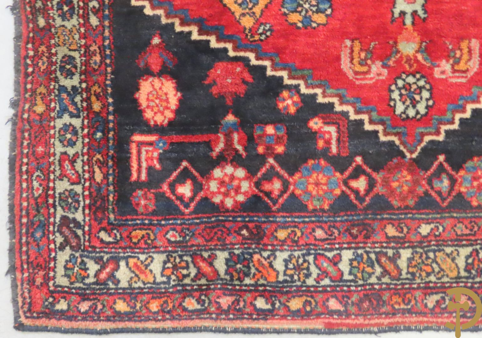 Oosterse handgeknoopt tapijt met geometrische motieven op blauwe fond Malayer + Oosters handgeknoopt tapijt met bloemenpatronen rode fond Kashkay