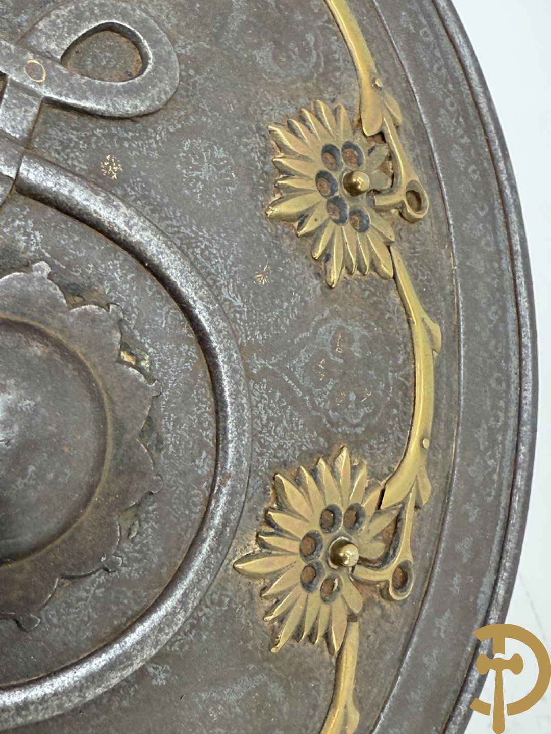 Bewerkt ijzeren Indo-Perzisch Dhal-Separ schild, 19e