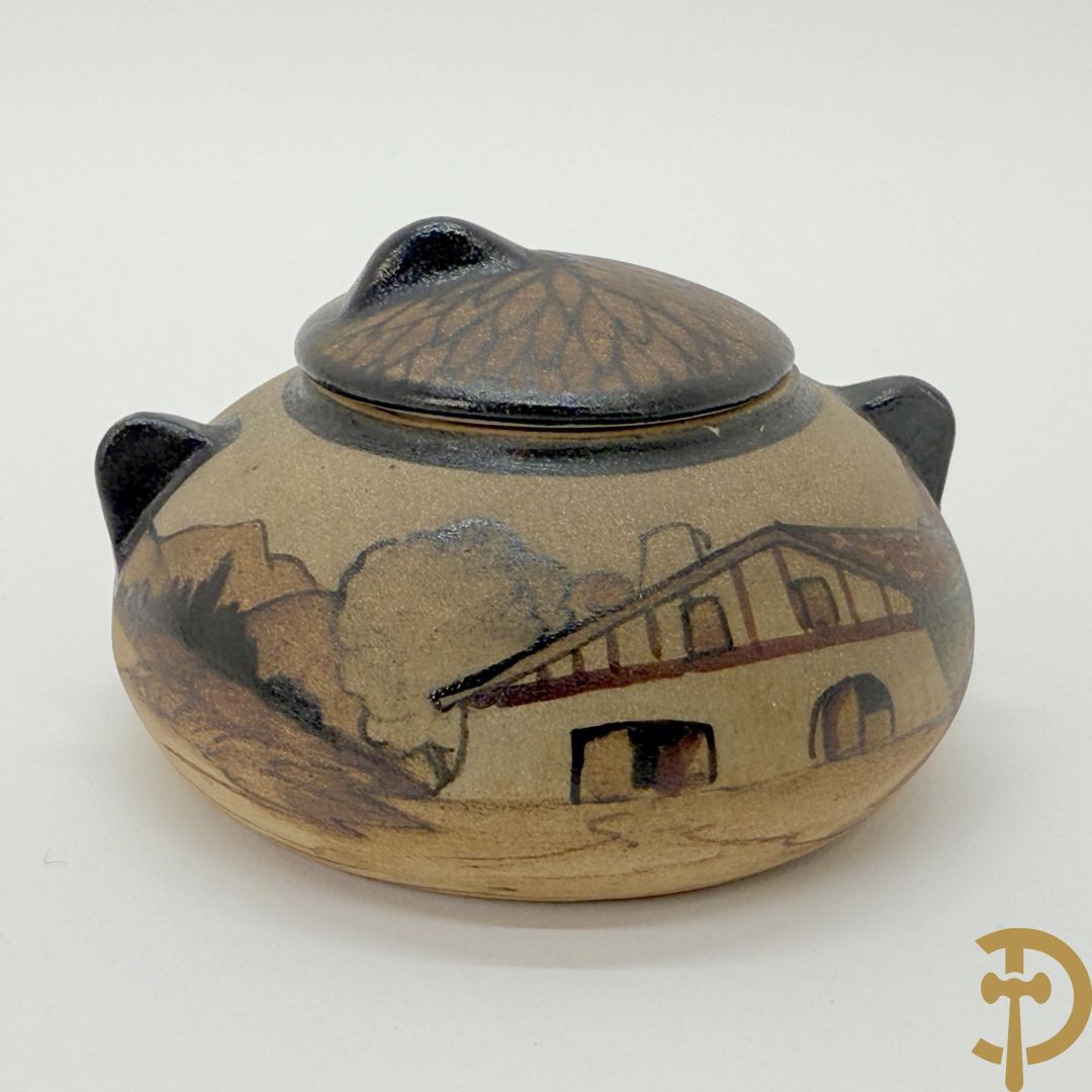 Tète à tète in meerkleurige faience Grès van Ciboure, getekend R. Le Corrone, bestaande uit theekan, melkkan, suikerpot, 2 tasjes en 2 schoteltjes