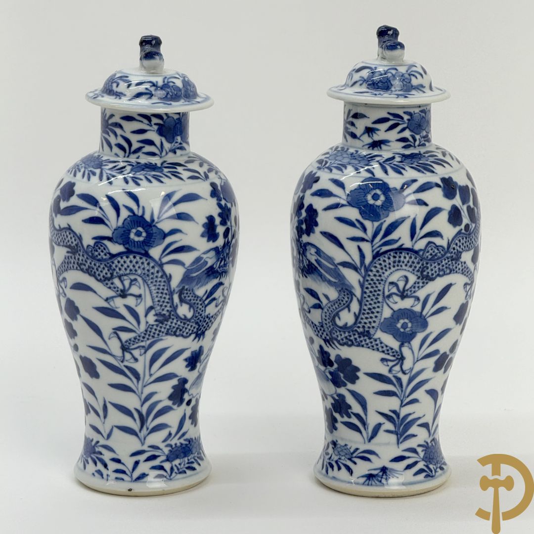 Paar Chinese porseleinen blauw/wit dekselvaasjes met drakendecor, onderaan gemerkt