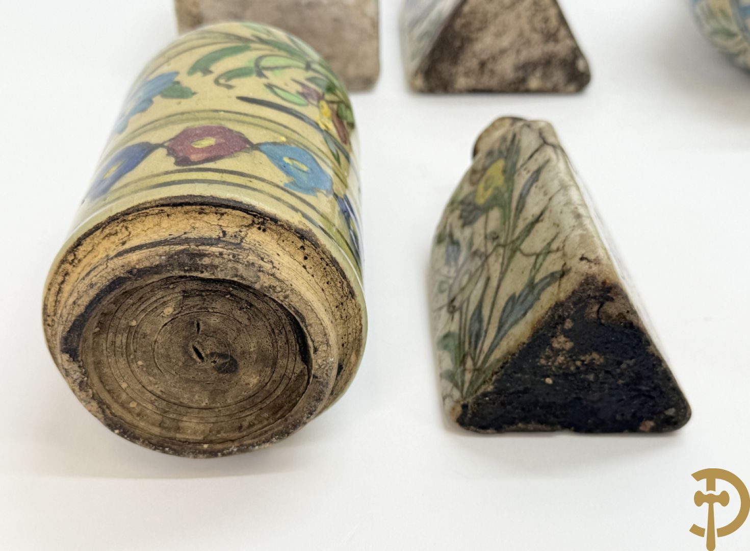 10 meerkleurige geglazuurde keramieken flesjes met decor van bloemen-en dierenmotieven, Iznik