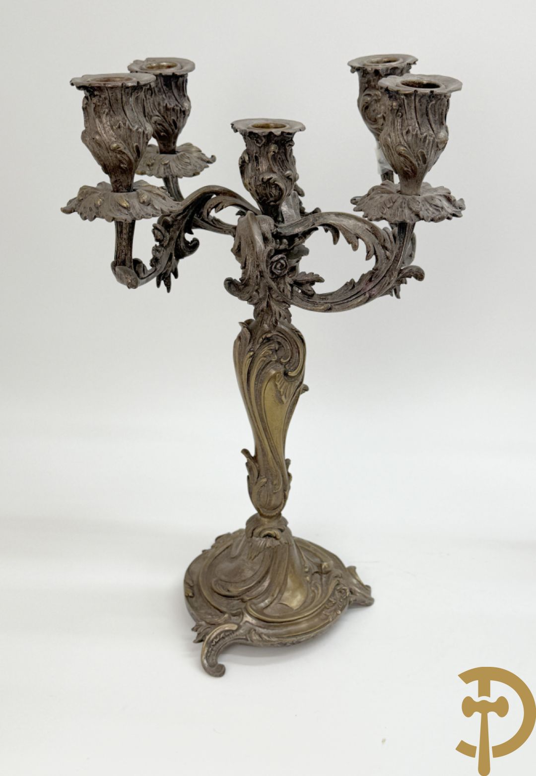 Paar bronzen getorste vijfarmige Louis XV kandelaars