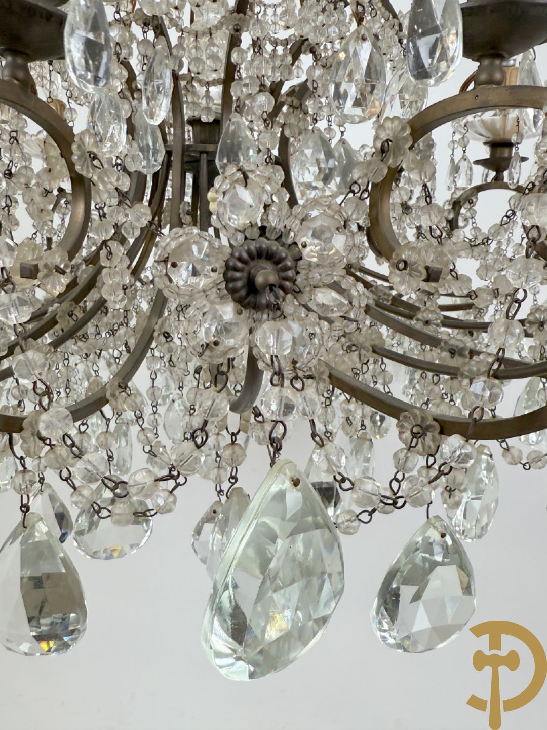 Italiaanse ijzeren luchter met kristallen bellen