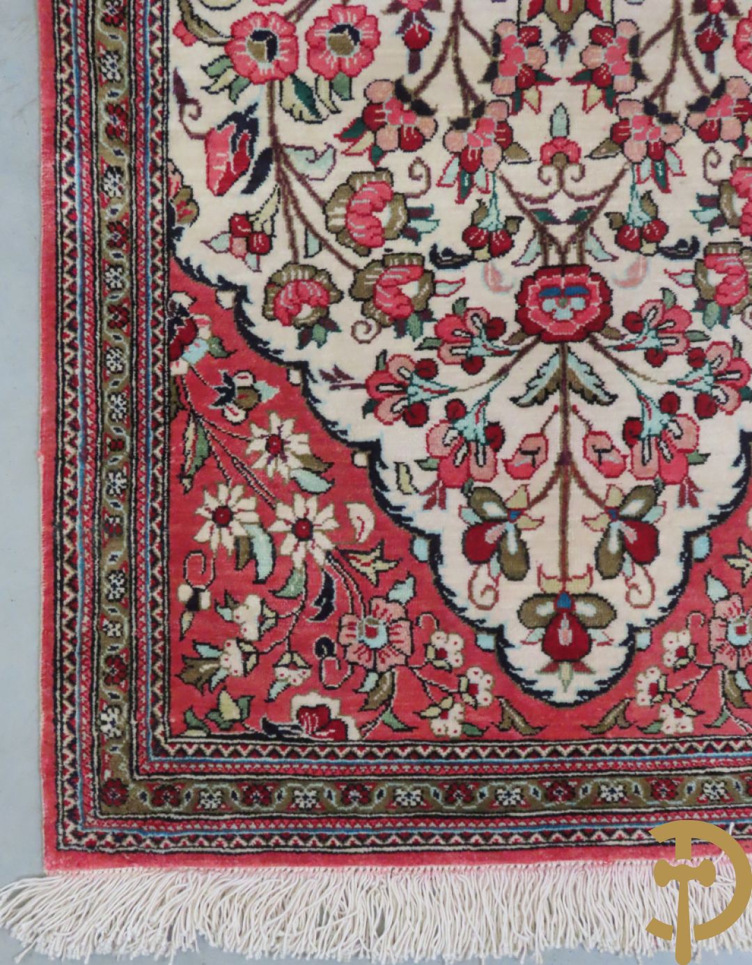 Oosters handgeknoopt tapijt zijde op katoen met bloemenpatronen, vogelmotieven en decor van amfoorvazen + Oosters handgeknoopt tapijt met decor van bloemen en amfoorvaas