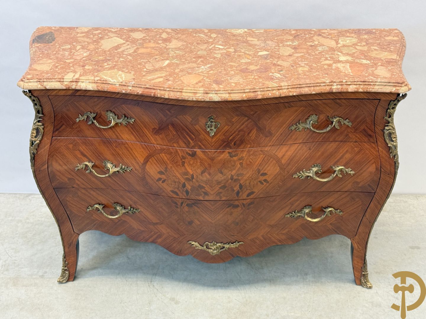 Notelaren gegalbeerde drieladencommode met bloemenmarquetterie en bezet met bronzen ornamenten, bovenaan met marmeren blad