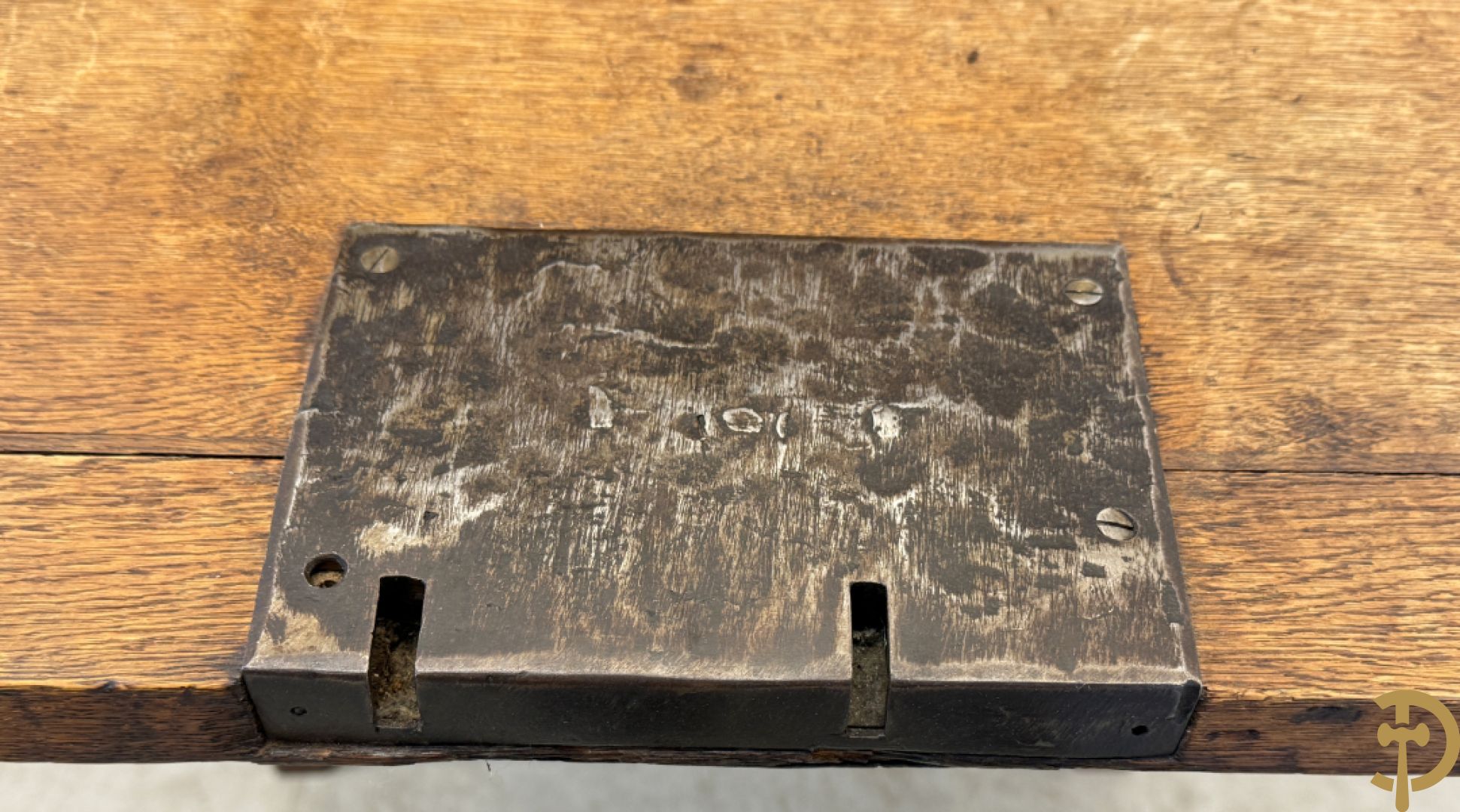 Massief eiken klapsecretaire op onderstel - interieur met lades en zijdelings met handvaten