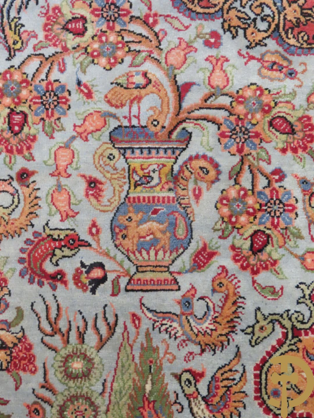Oosters handgeknoopt tapijt zijde op katoen met bloemenpatronen, vogelmotieven en decor van amfoorvazen + Oosters handgeknoopt tapijt met decor van bloemen en amfoorvaas