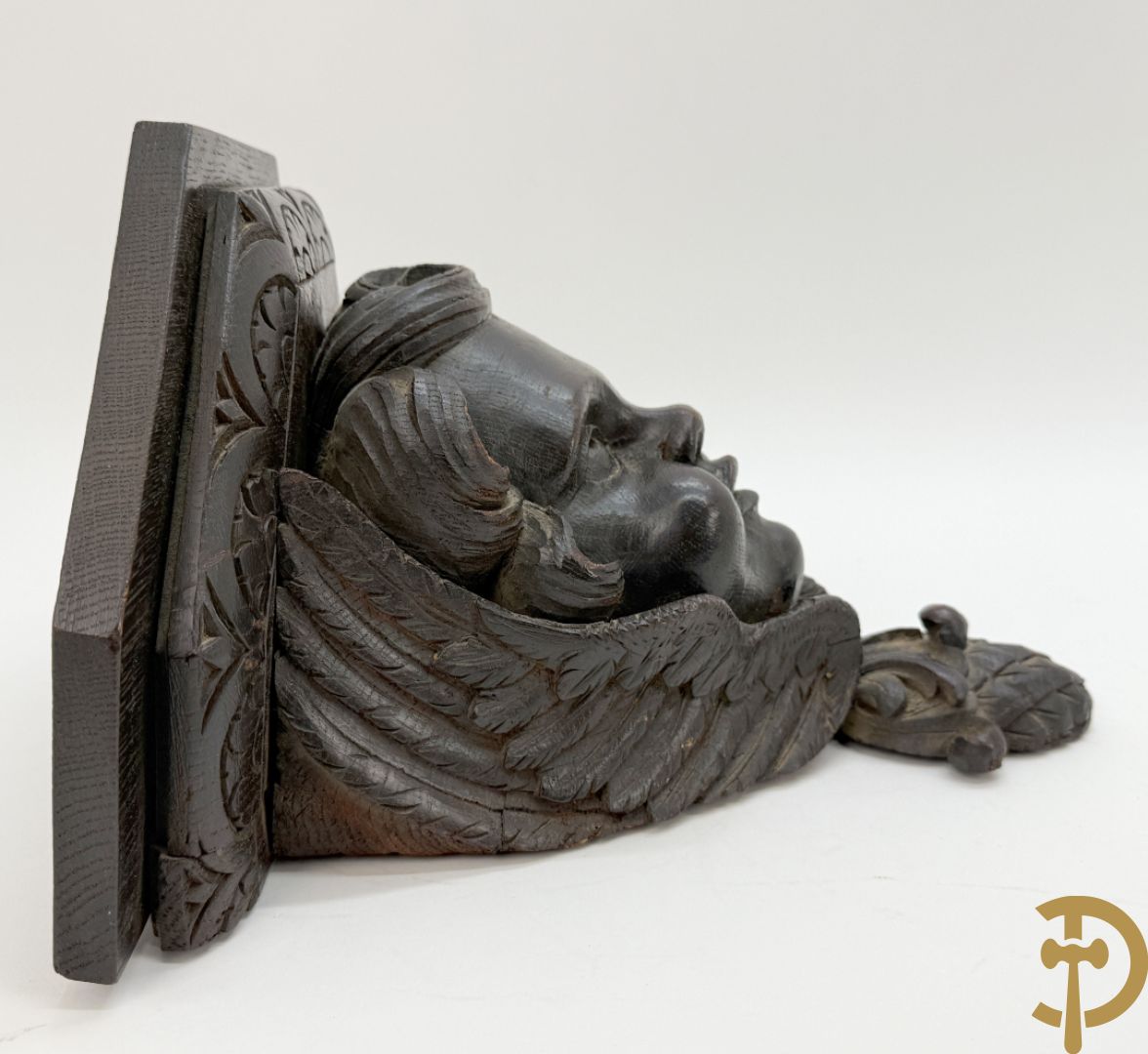 Eiken gesculpteerde sokkel met cupidohoofd en denappel