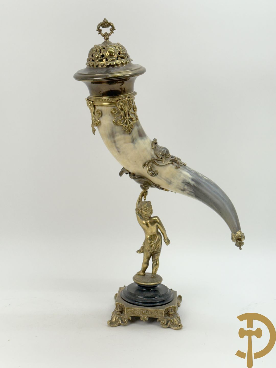Hoorn met bronzen ornamenten gedragen door bronzen cupido