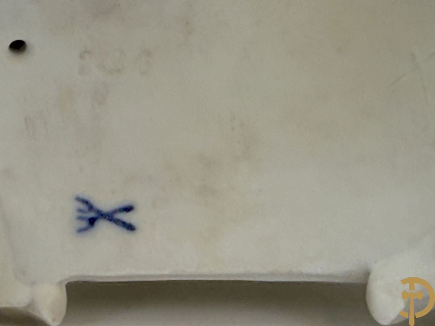 Driedelige porseleinen garnituur bestaande uit pendule bezet met lieftallig koppel, geflankeerd door paar kandelaars met cupido