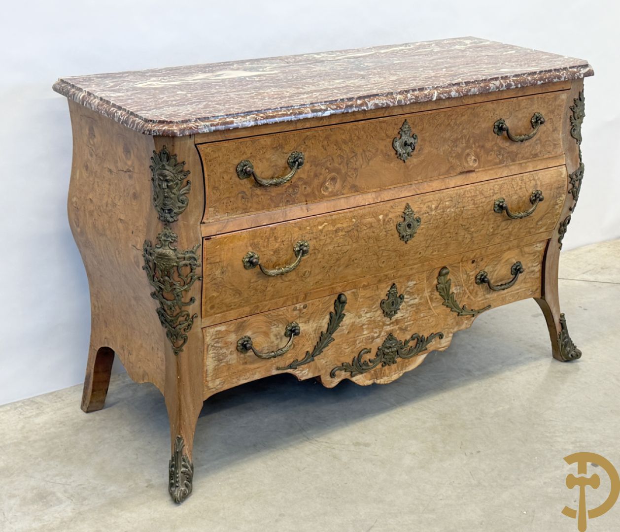 Wortelnotehouten drieladencommode met bronsbeslag van mazarinkoppen en accanthusranken, bovenaan met rood geaderd marmeren blad