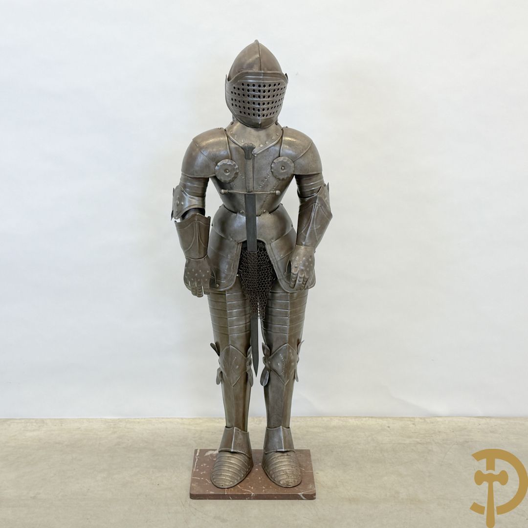 Decoratief plaatstalen ridderharnas met zwaard op marmeren voet