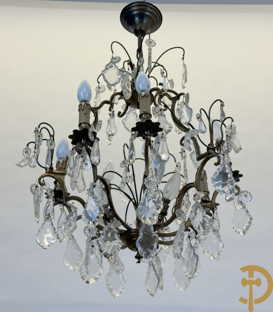 Franse koperen luchter met zes lichtpunten en kristallen bellen