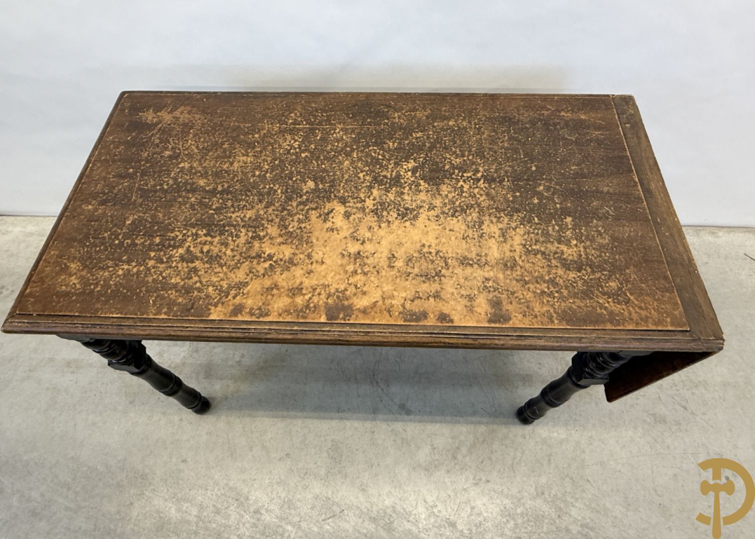 Drie antieke cafétafeltjes waarvan 2 met zijdelingse openklapbare flap