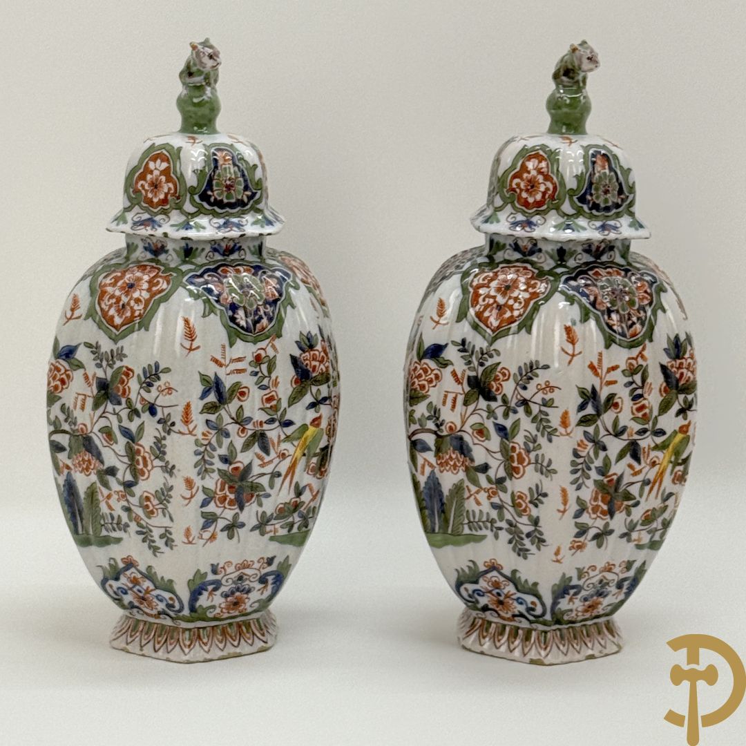 Paar polychrome Delftse zeshoekige dekselvazen met bloemen- en vogeldecor + 4 Strassbourgborden
