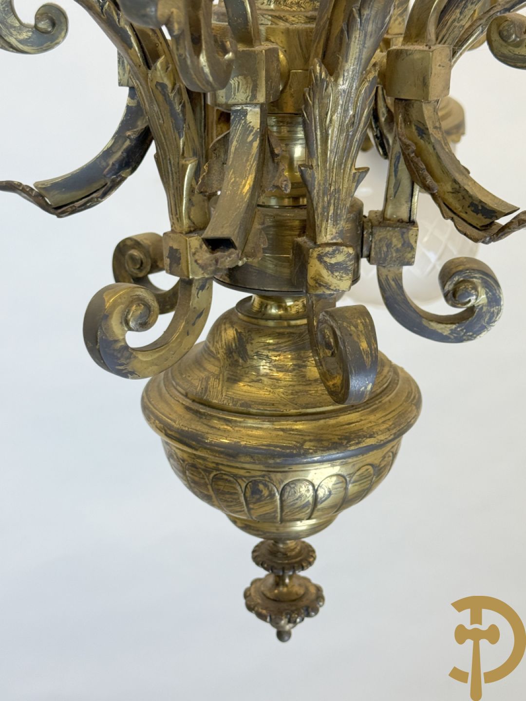 Bronzen vijfarmige luchter met griffioenen