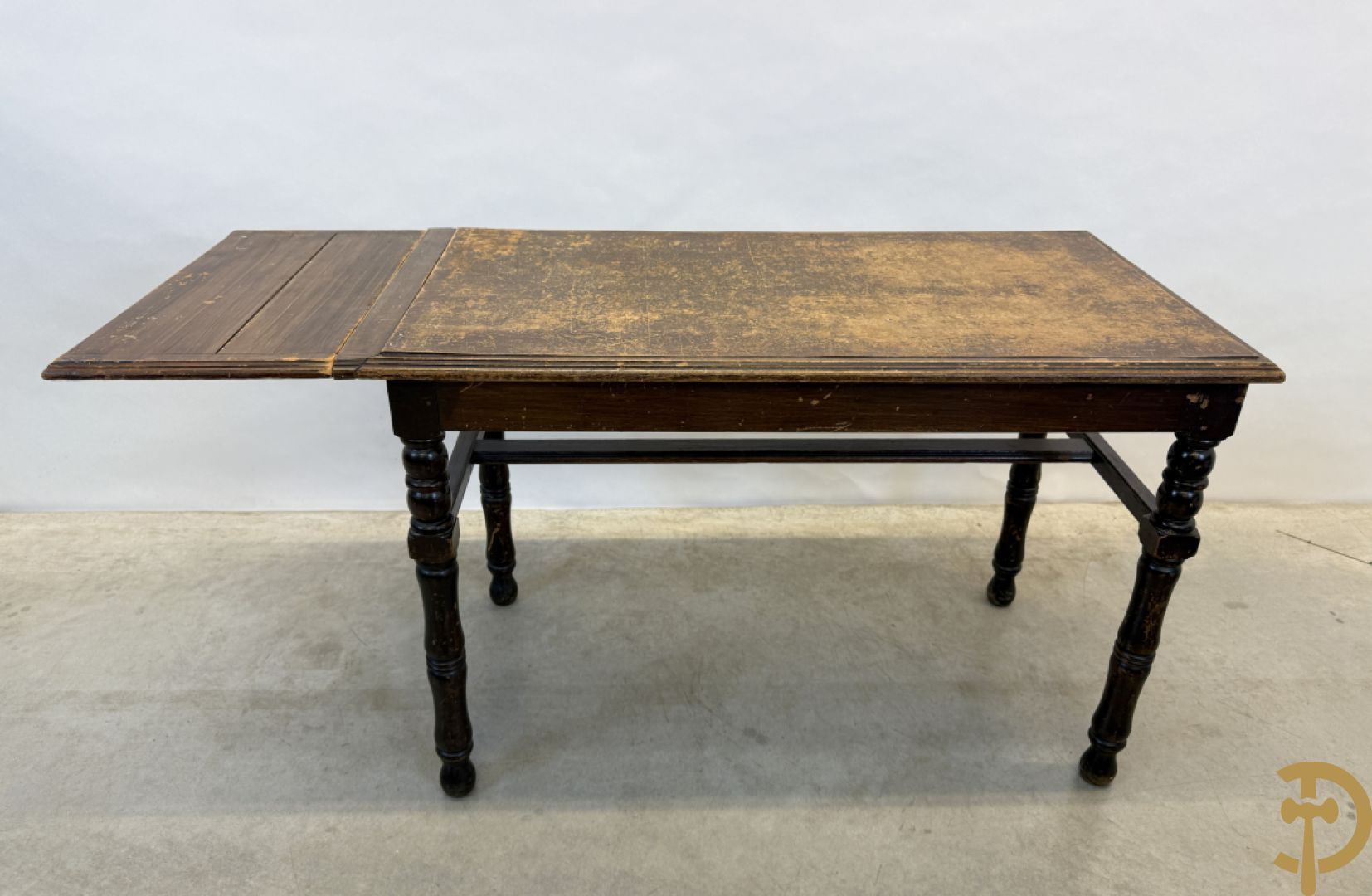 Drie antieke cafétafeltjes waarvan 2 met zijdelingse openklapbare flap