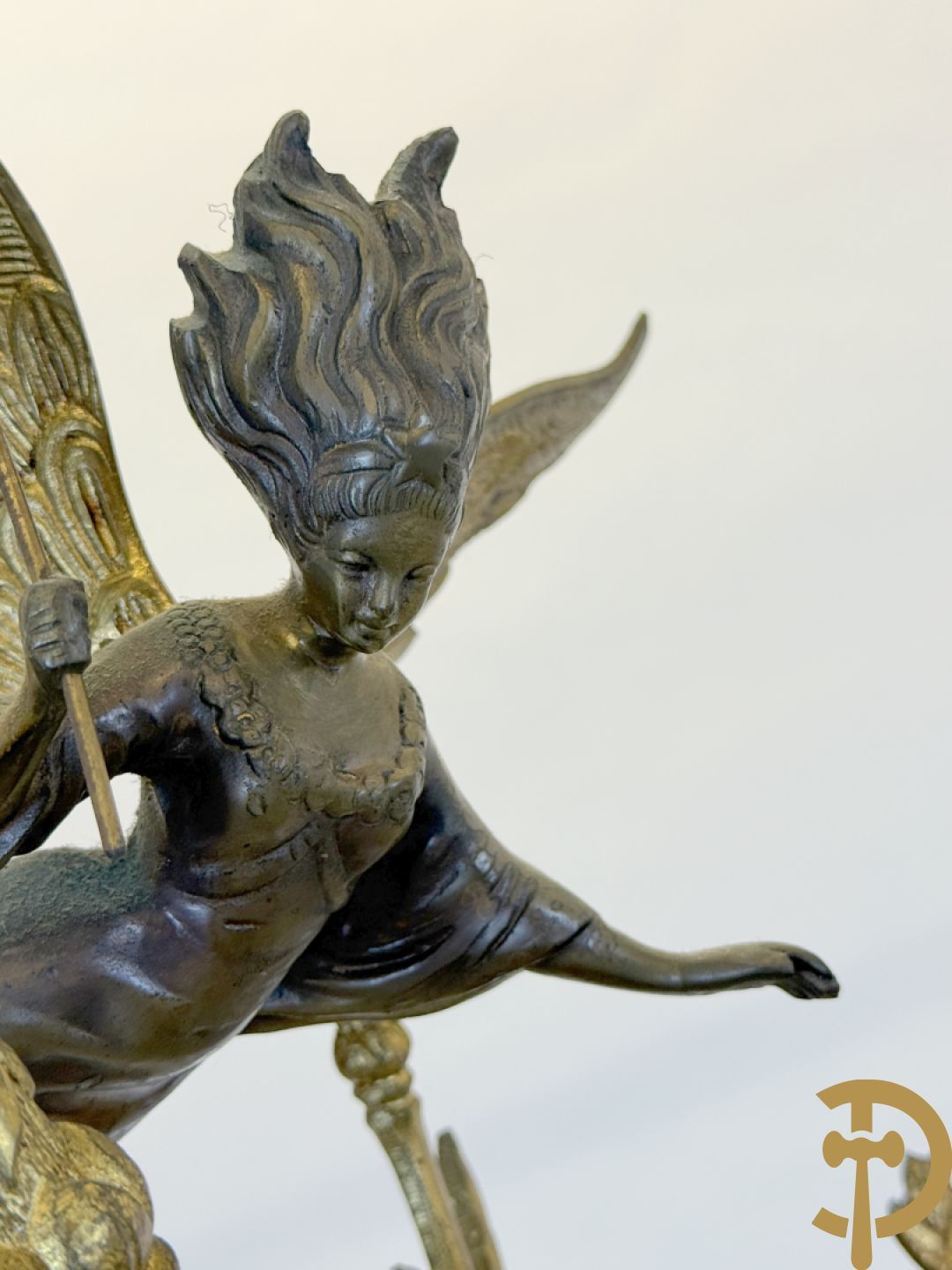 Koperen twaalfarmige luchter bezet met fee